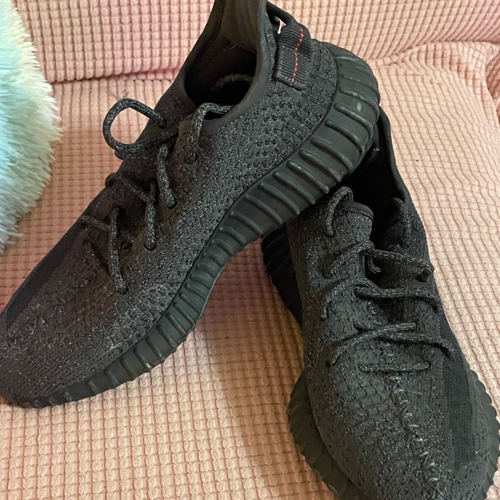 🖤 Yeezy Sneakers 👟